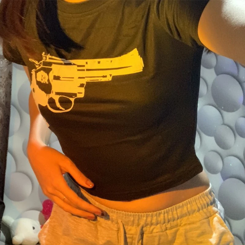 Camiseta corta con estampado divertido de pistola para mujer, estilo callejero europeo y americano, estilo Y2K, estilo casual, entallada y a la moda.