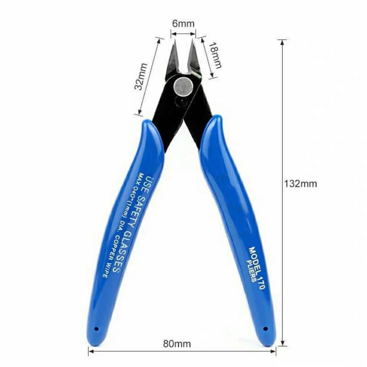Pince coupante diagonale de précision utilisée pour couper un fil de cuivre, outil essentiel en bijouterie et modélisme.