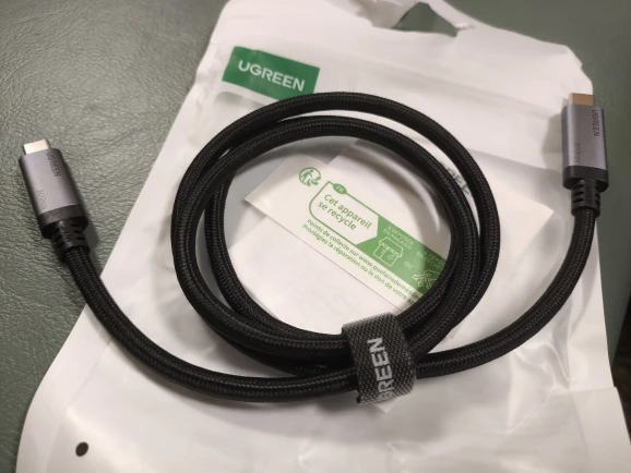 UGREEN PD3.1 240W USB-C Cable USB4 80Gbps 16K Display Type-C Fast Charging Compatible with USB-C Monitors MacBook iPad iPhone 17 photo review