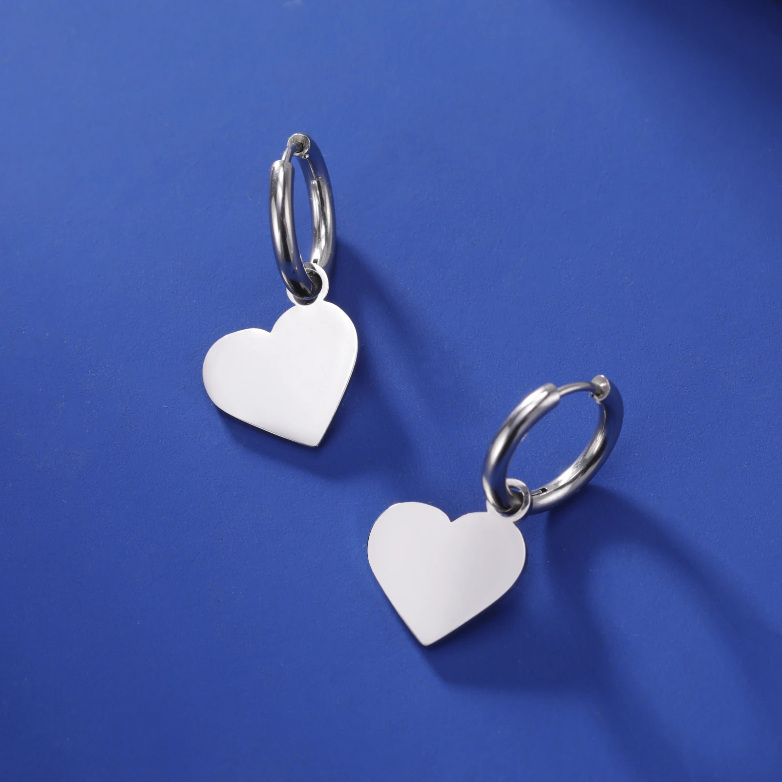 Kkjoy Fashion Neue Edelstahl-Ohrringe in Goldfarbe mit massivem Herzanhänger für Damen, Liebes-Creolen, minimalistischer Schmuck, Geschenke – Detail 6