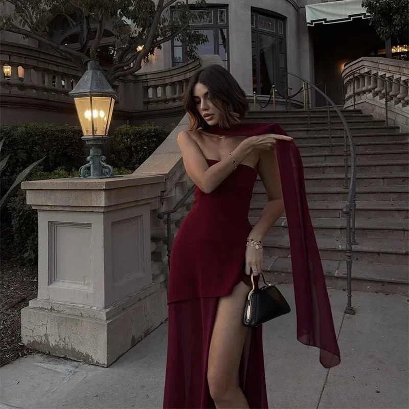 فستان خمري فاخر مع شال أنيق
