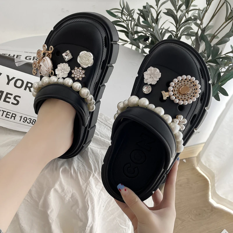 

Fashion Flower Pearl Charms Clog Shoes Outdoor Women Designer Slippers Thick Sole 6.5CM Platform Summer Beach Sandals for Girls