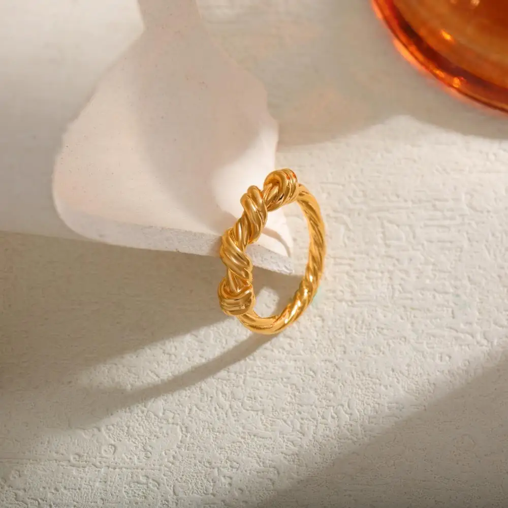New Retro Twisted Spiral Metal Circle Round 18K Gold Plated Rings for Women Designer Style  Stainless Steel Classics Wed Ring