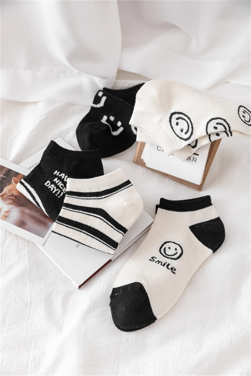 Neue Glücklich Lustige Cartoon Lächeln Gesicht Gestreiften Socken Weiß Schwarz Weiche Baumwolle Kurze Knöchel Sokken Dropship – Detail 7