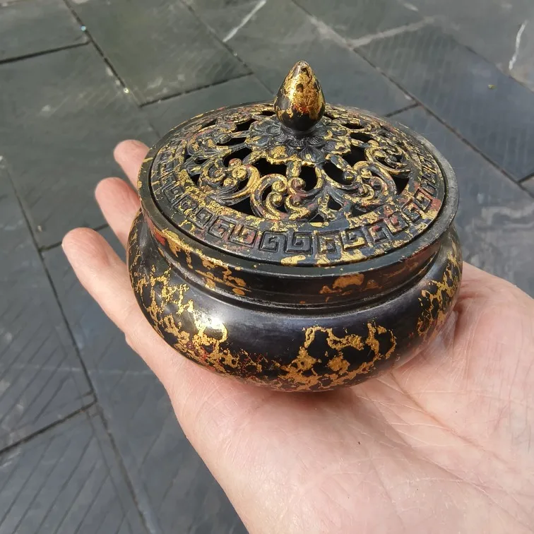 

Brass gold-plated three legged hollowed out incense burner, household indoor sandalwood stove plate cover pattern randomly sent