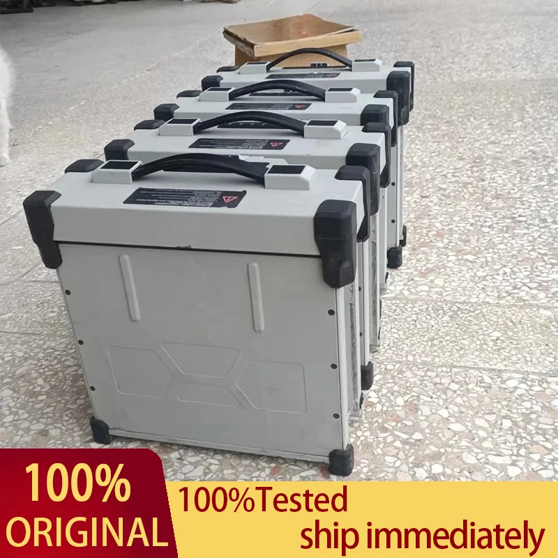 Batterie Drone Pro dorée sur fond blanc, idéale pour usage intensif avec 400 à 500 cycles.