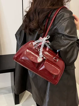 2025 Nuova borsa Boston per donna Borse da bowling con tasche frontali Borse da ascella di lusso Borsa a tracolla versatile per pendolarismo primavera estate