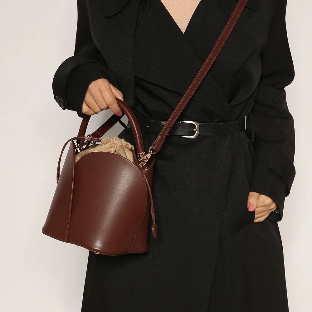 

Autumn and winter new flower women luxury bag shoulder oblique straddle bag niche design senior sense simple bucket handbag
