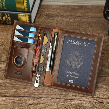 Porta Passaporto in Vera Pelle di Vacchetta con Custodia per Airtag, Tasca Antifurto, Porta Penne e Carte, Blocco RFID, Custodia per Passaporto