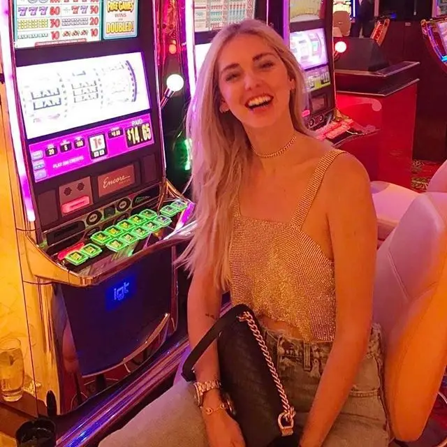 Camiseta sin mangas de malla metálica con diamantes de imitación para mujer, top corto con cadena hueca en la espalda, chaleco sexy para playa y fiesta en club.