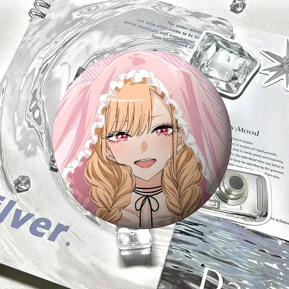 Anime M-My Dress Up Darling Abzeichen Weiche Anstecknadel aus Weißblech Metall-Brosche Individueller Schmuck Accessoires für Hut Tasche Revers – Detail 20