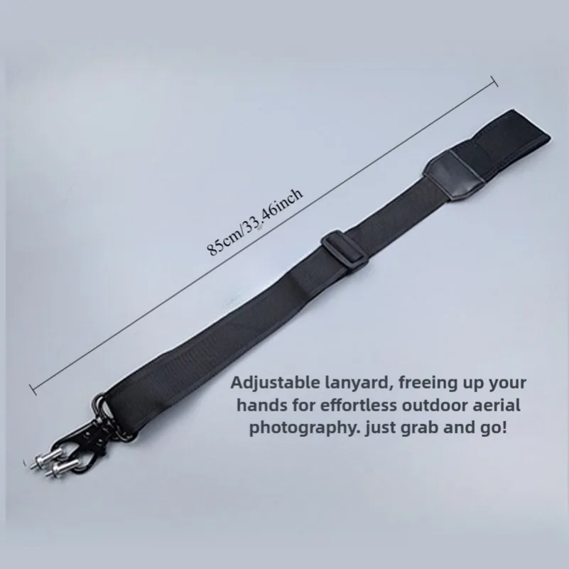 Gros plan sur le clip de déverrouillage rapide de la sangle pour télécommande DJI, prêt à être attaché