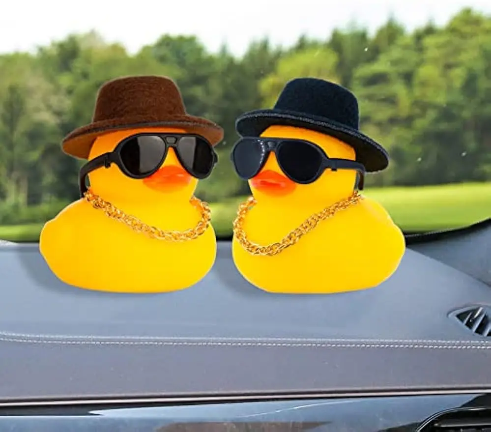 Canard en caoutchouc de voiture mignon, décoration de canard de voiture, tableau Prada avec accessoires sympas, chapeau de Noël, écharpe ou collier de lunettes de soleil, 1PC