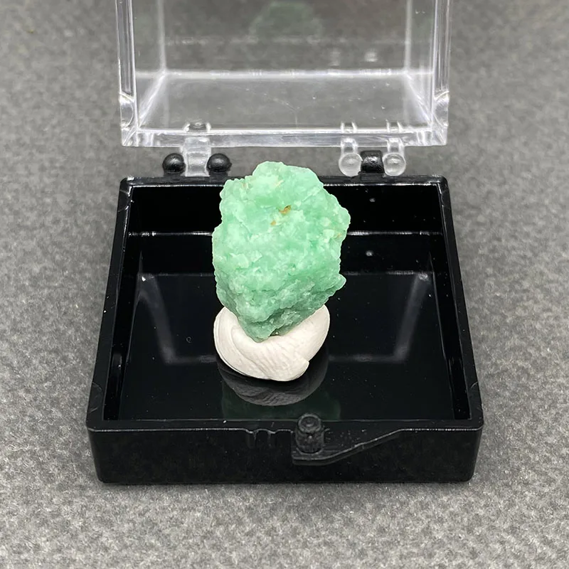 100%  Natural Emerald Mineral Specimens Stones and Crystals Healing Crystal   +Box size:35*35*35 mm