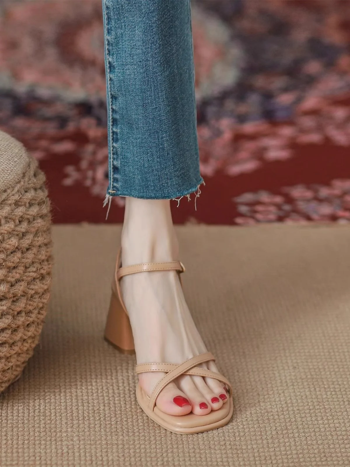 صندل نسائي أنيق بحزام رفيع