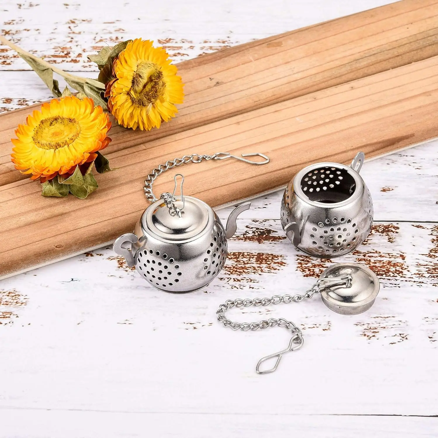 Infusore a sfera in acciaio inox con filtro e gancio a catena allungabile per infusione di tè in foglie._voghion.com