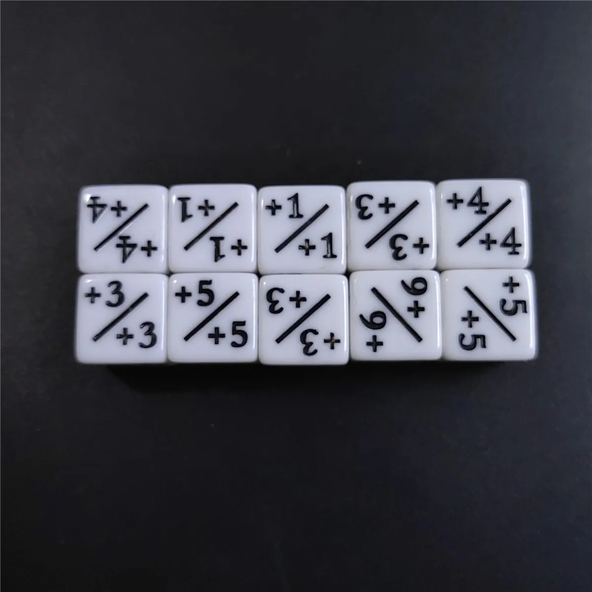 새로운 10개/세트 1.6cm 주사위 +1/+1&-1/-1 연산 검정색과 흰색 교육용 덧셈과 뺄셈 컬러 수학 주사위