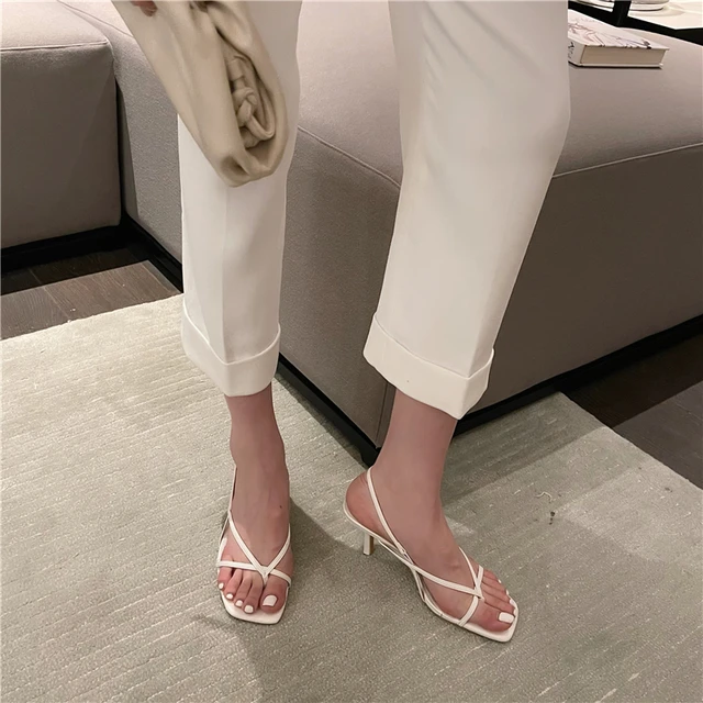Sandales sexy à talons bas pour femmes, chaussures d'été de styliste, noires et blanches, avec ceinture, 2024 1
