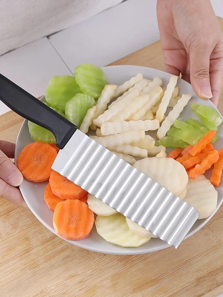 Description Picture 2 of itemFrench fries slicing knife with wooden handle, corrugated stainless steel fries cutting knife, potato slicing, corrugated cutter