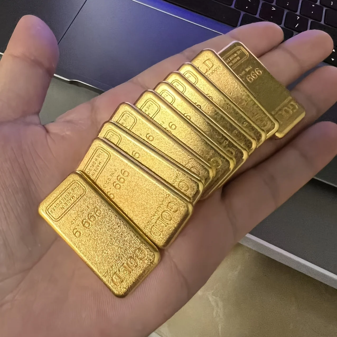 1 Stück realistische goldene Bar – robuste Metallreplik mit realistischem Aussehen und Gewicht, elegante Heimdekoration für das Wohnzimmer