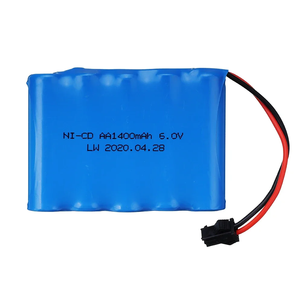 Gros plan sur le Mini Tank Robot RC 2.4GHz avec sa batterie 700-6800mAh, idéal pour des heures de jeu.