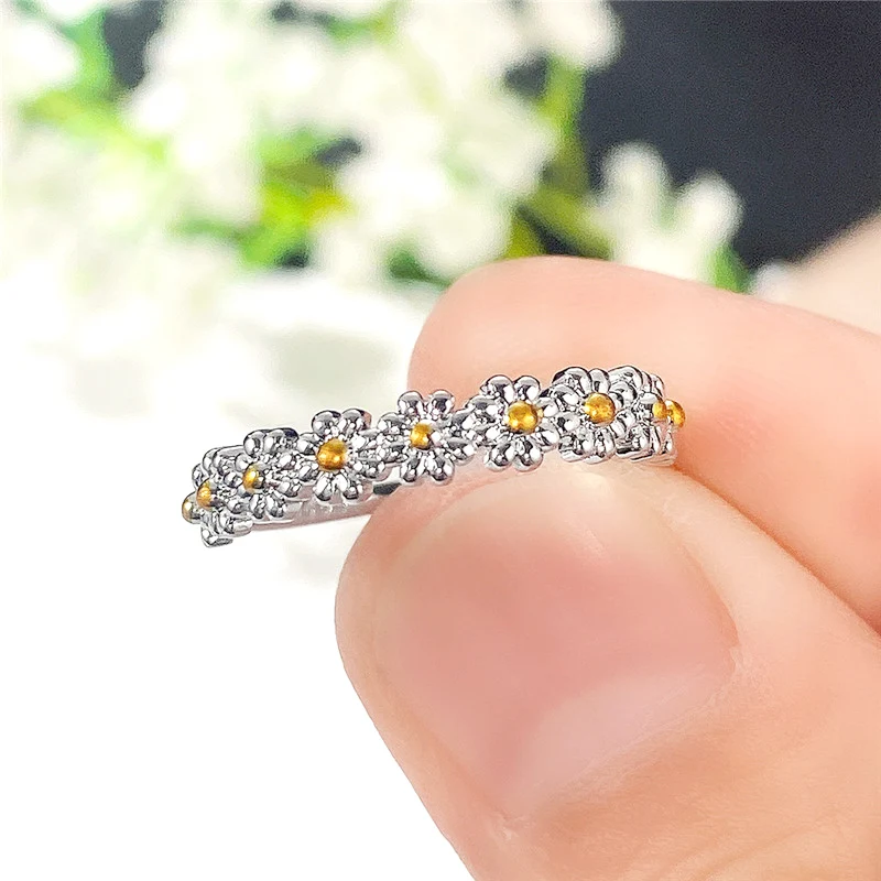 Huitan ästhetische kleine Gänseblümchen Ringe für Frauen einfache