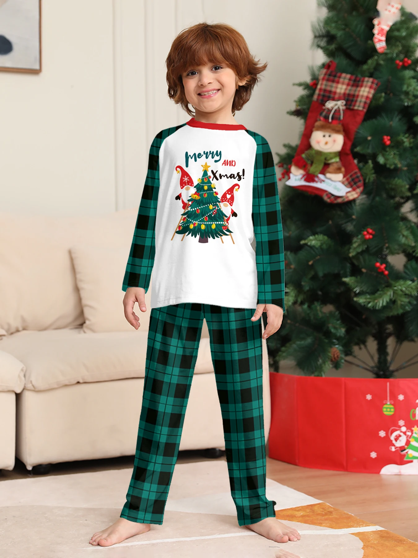 بيجامة عيد الميلاد للأطفال للجنسين - بلوزة شجرة راجلان "ميري كريسماس" مع بنطال منقوش باللون الأخضر