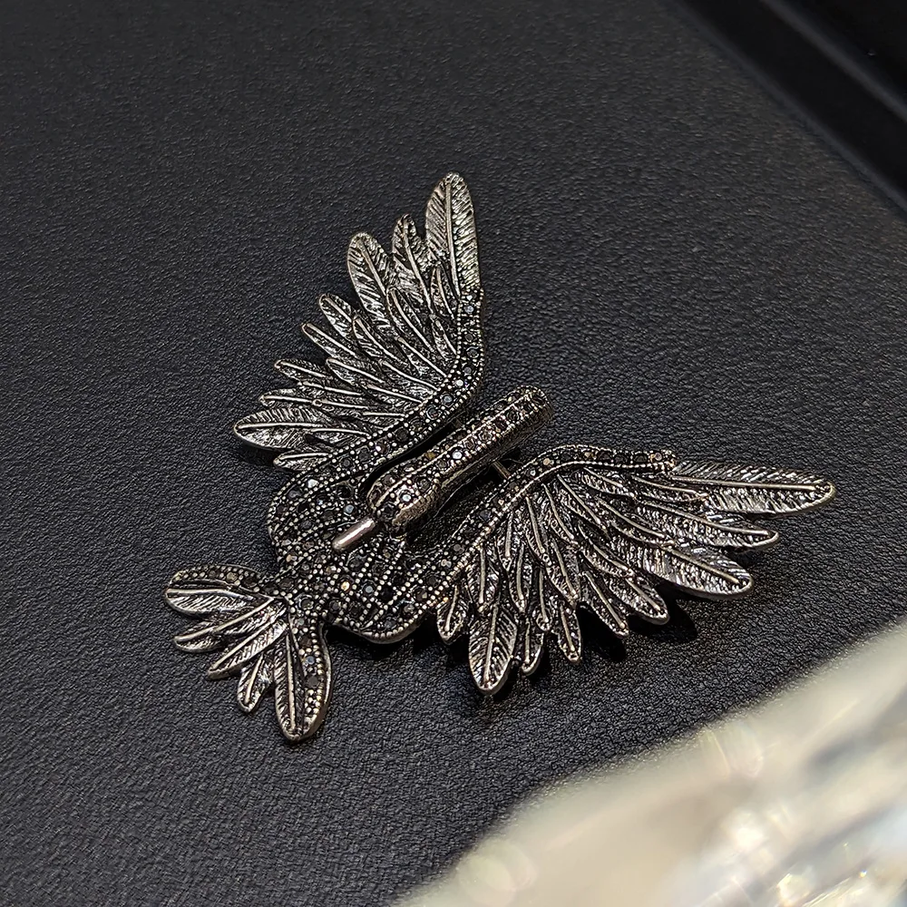 European and Western antique palace vintage style black swan animal brooch