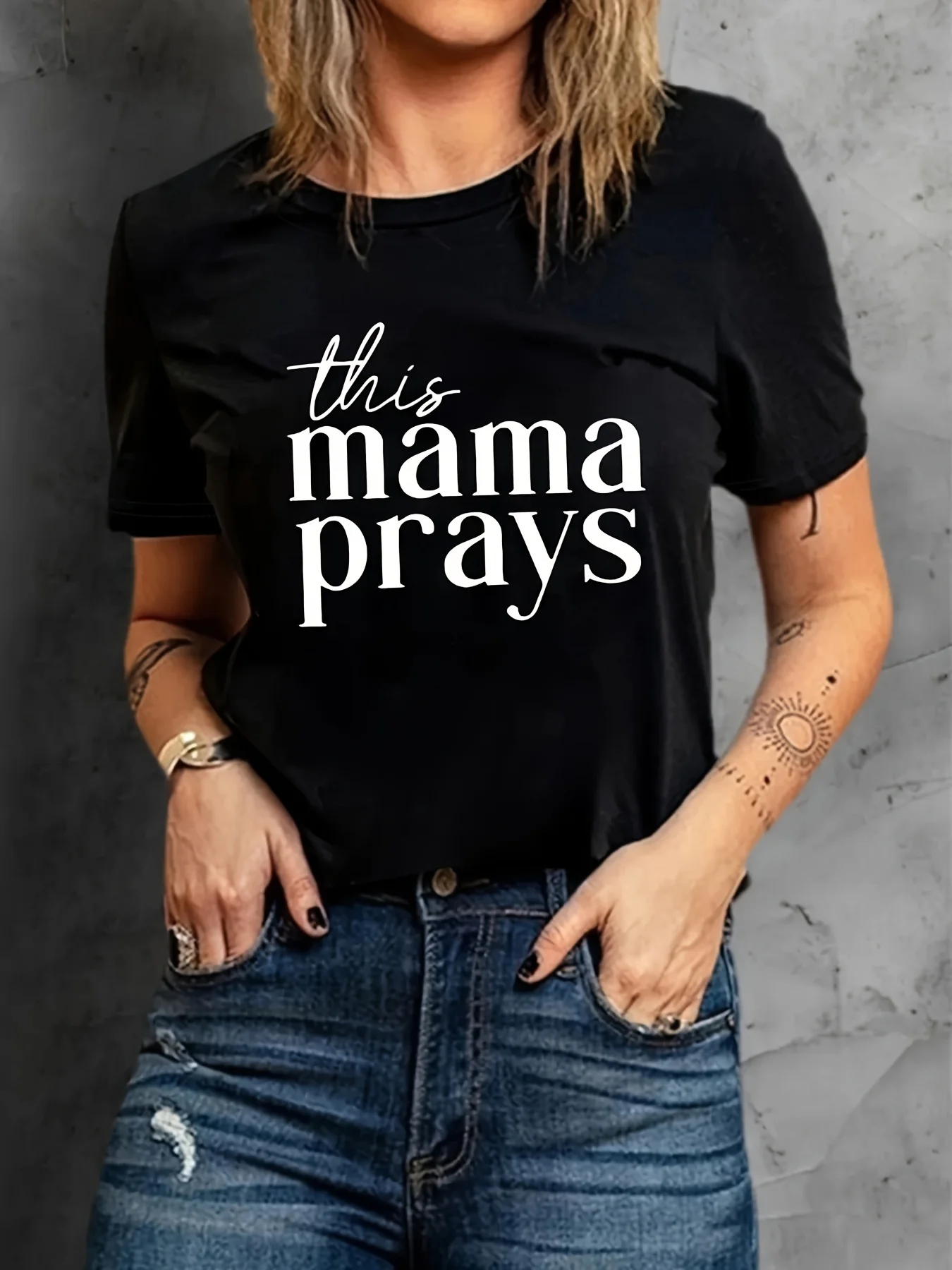 

Mama Prays Print Crew Neck T-shirt - Casual Short Sleeve Top for Spring & Summer - Women's Clothing