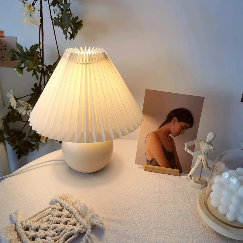 

Ceramic Pleated Table Lamp Bedroom INS Girl Nordic Bedside Lamp Creative Retro Night Light