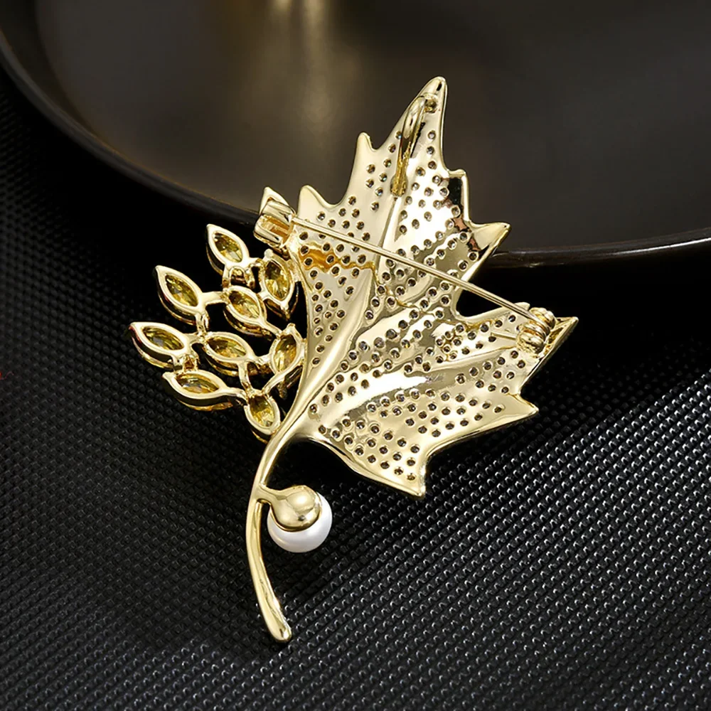 Vintage Painting Enamel Maple Leaf Brooches Pins For Women Girls Exquisite Rhinestone Maple Leaves Badge Fashion Jewelry