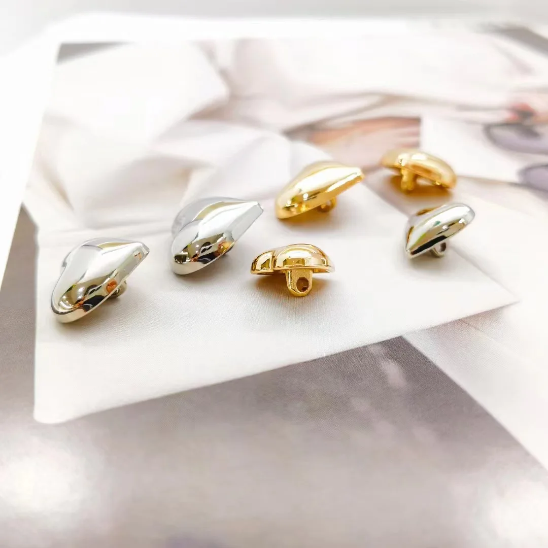 10pcs 15/18/20mm 바느질 생크 하트 버튼 여성을위한 품질 금속 하트 버튼 스웨터 드레스 셔츠 DIY 수제 액세서리