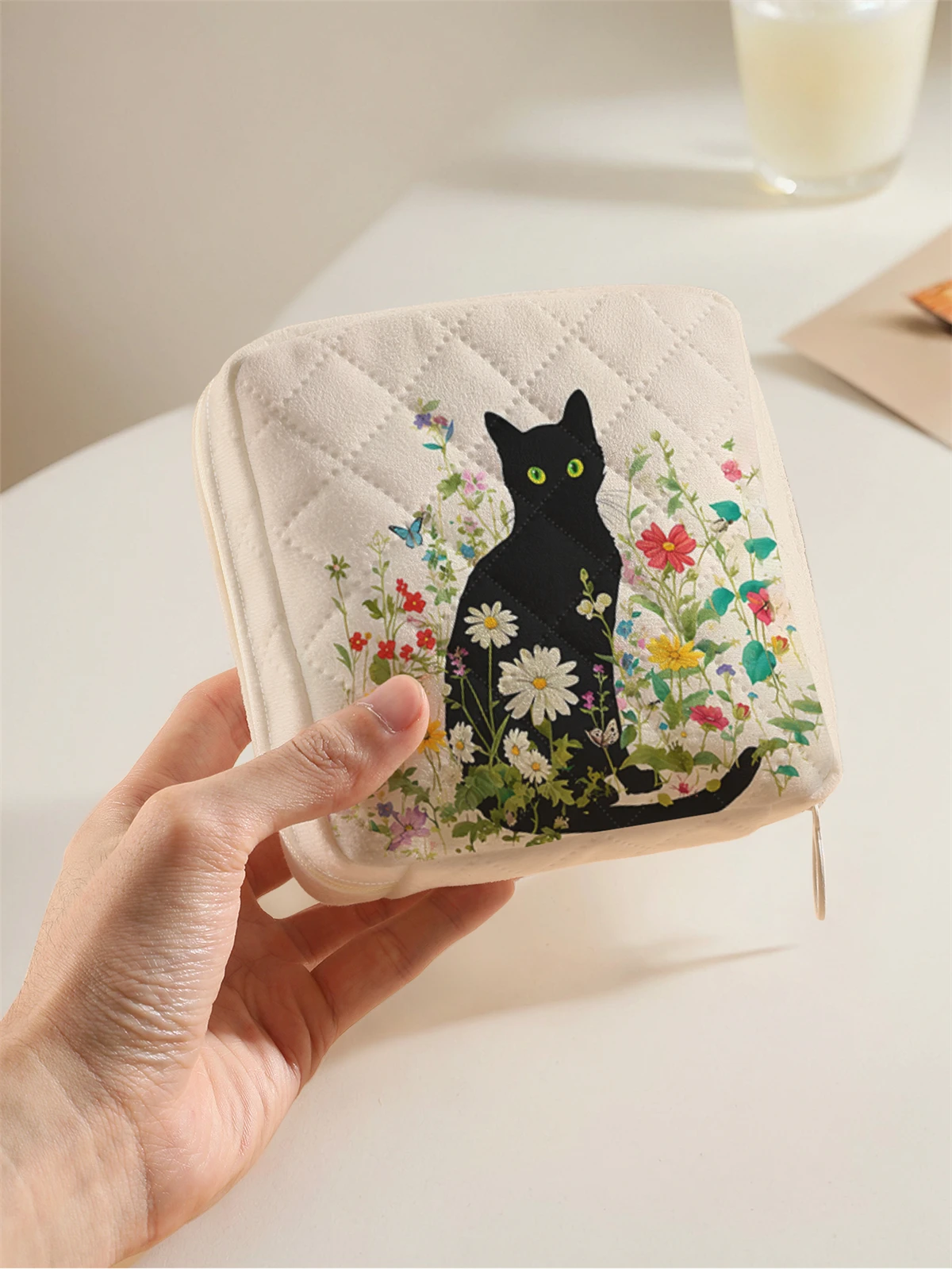 1 portable sanitary napkin storage bag, made of seaweed turtle pattern and diamond mesh material, lightweight women's tissue bag