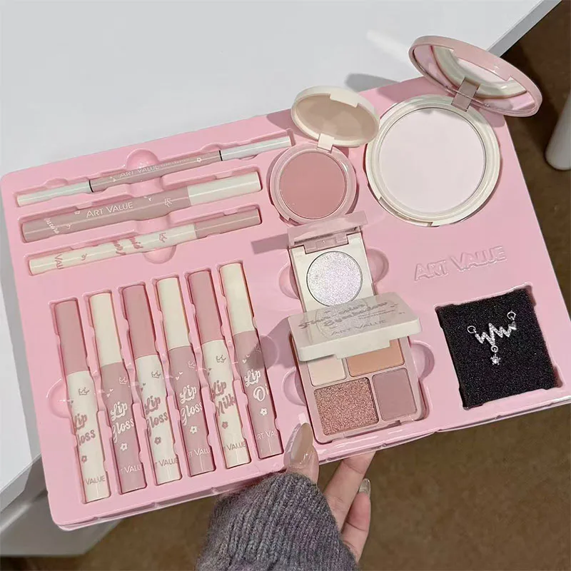 Ensemble de maquillage comprenant 4 gloss à lèvres, 1 huile à lèvres, 1 crème à lèvres, 1 eye-liner, 1 mascara, 1 crayon à sourcils, 1 blush, 1 illuminateur, 1 fard à paupières, 1 poudre pressée