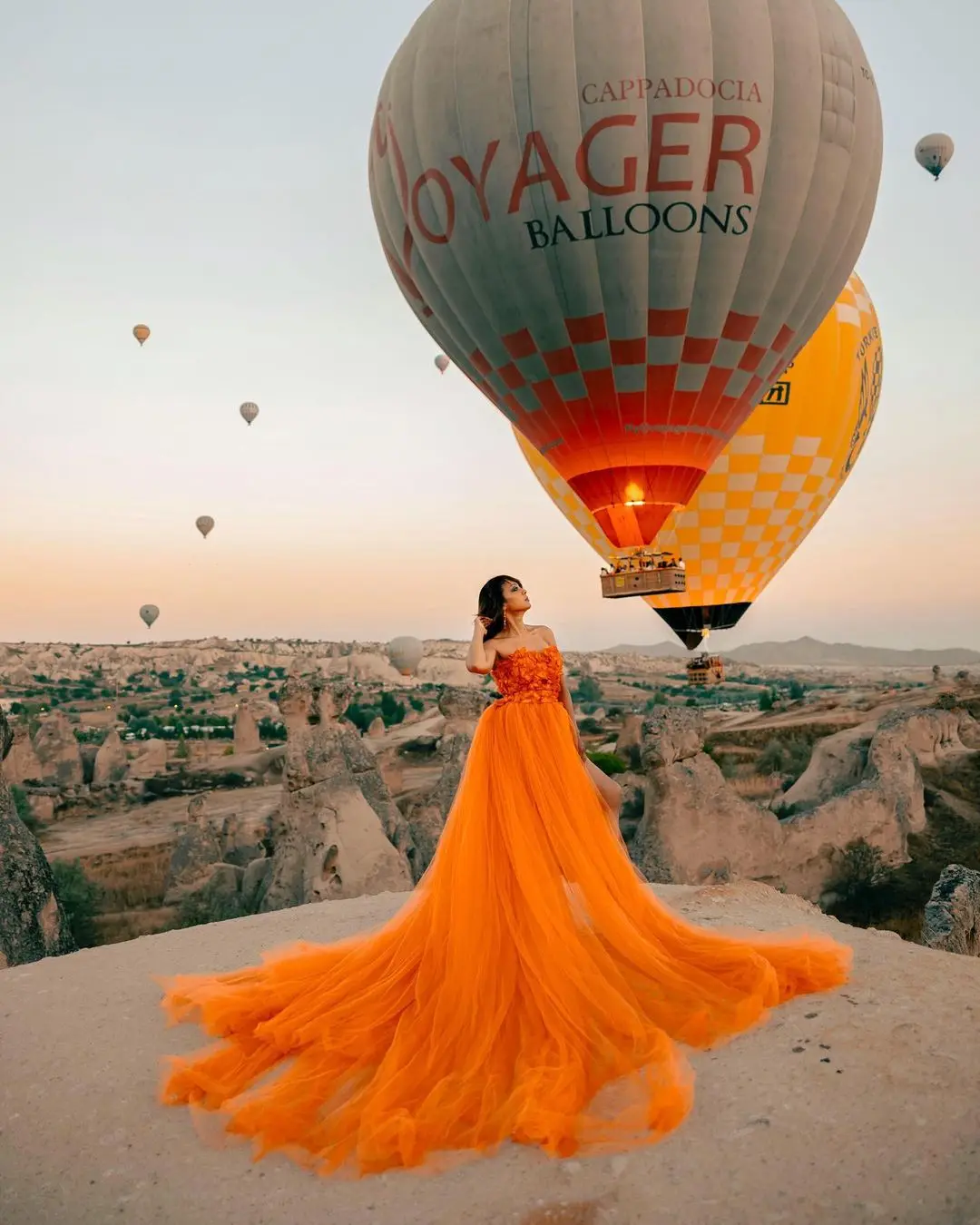Affascinante abito da sposa per servizio fotografico lungo strascico morbido tulle spiaggia abito da sposa abito da sposa fotografia abito fluido personalizzato - immagine 2