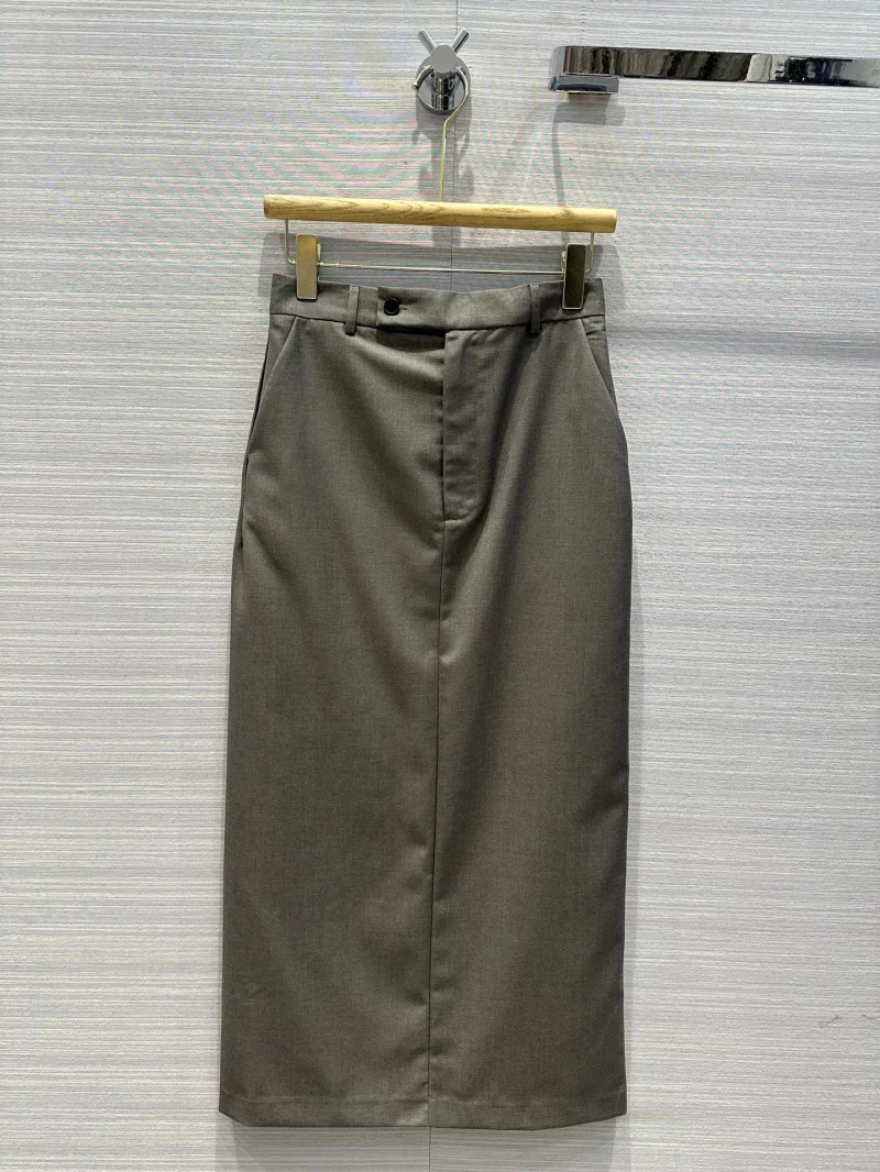 

A trendy and trendy women's skirt with a trendy and irregular one piece strap that wraps around the waist and buttocks