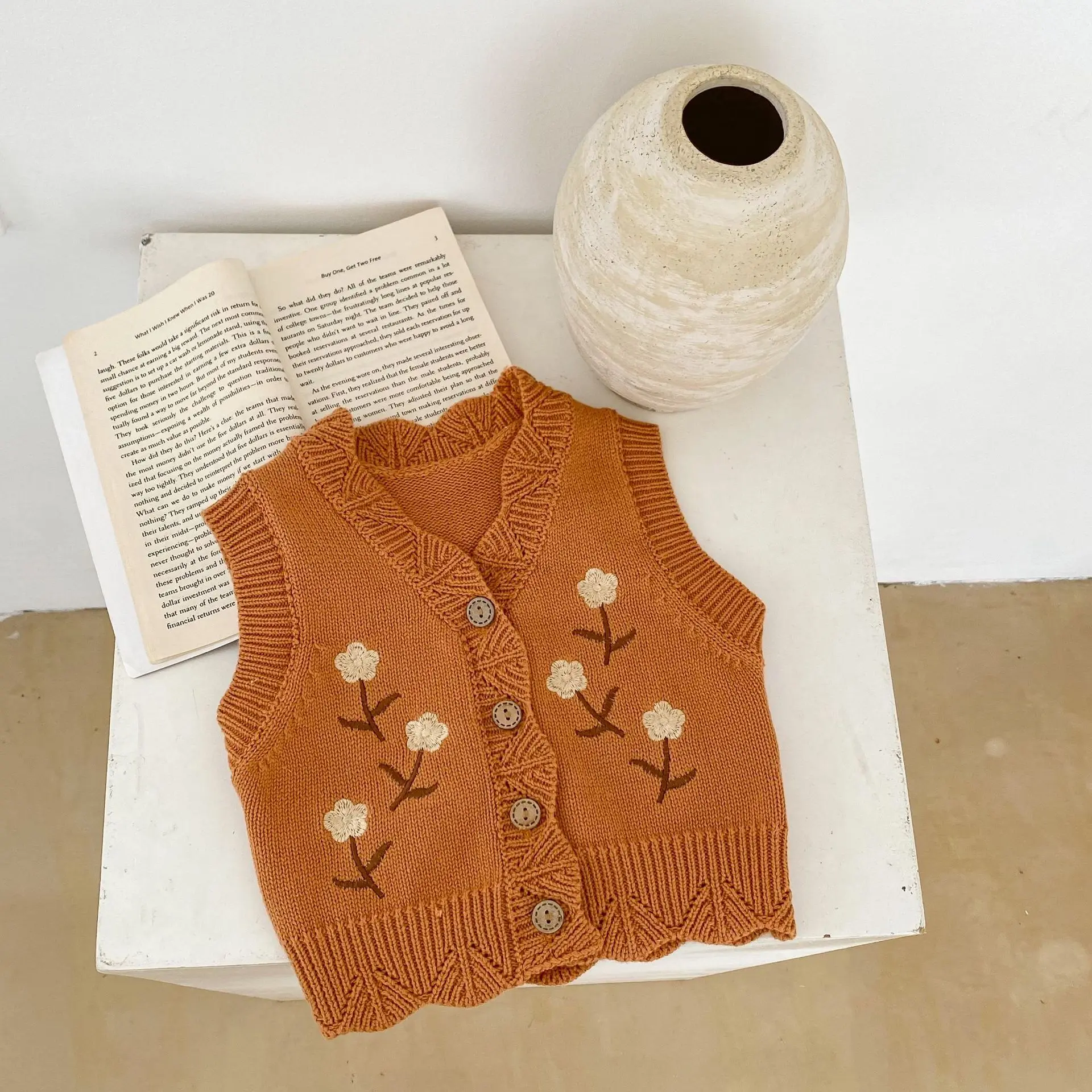 

2023 New Spring Korean Style Baby Girls Vest Floral Embroidery V-Neck Knitted Cardigan Vest Toddler Kids Sleeveless Sweater Vest