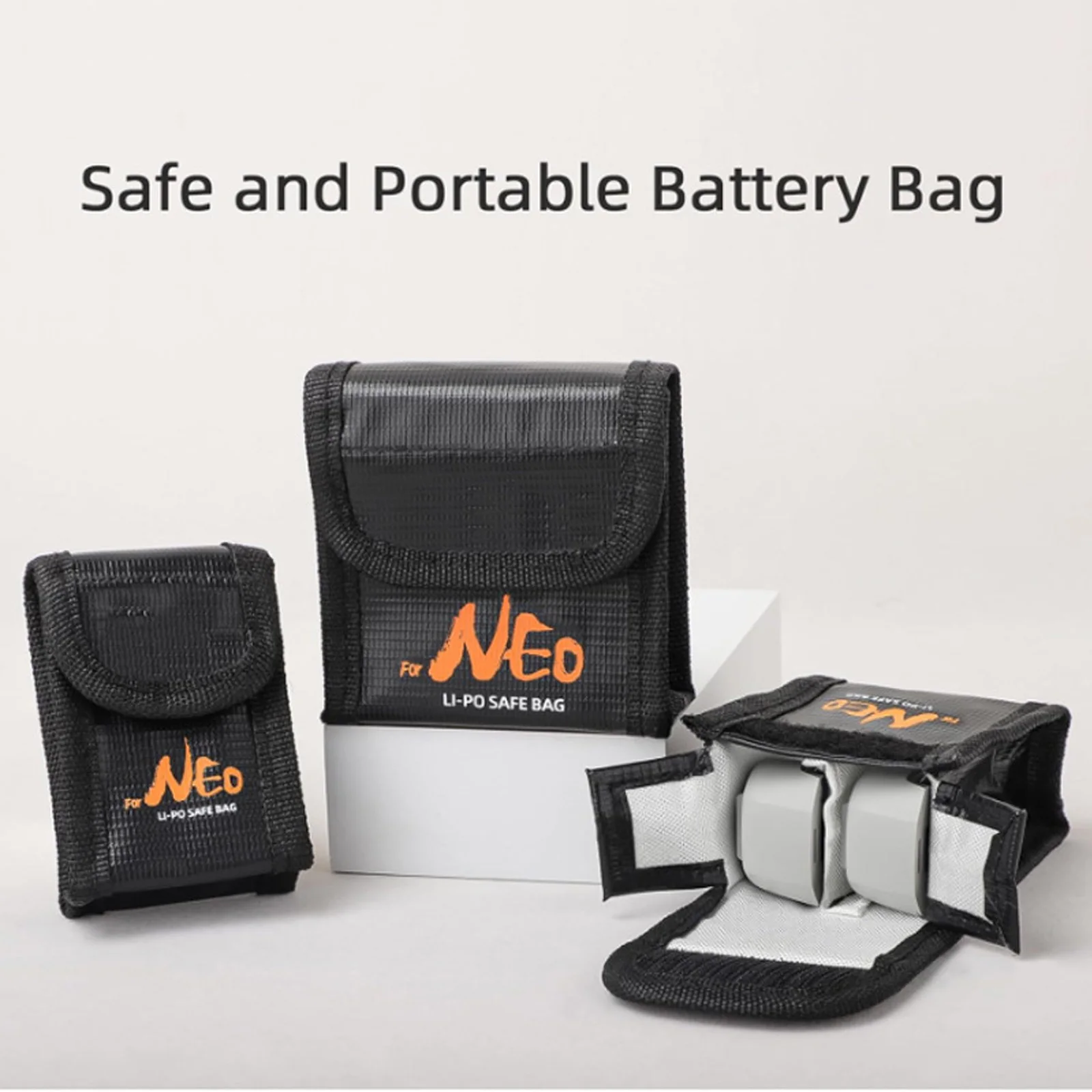 Sacoche de protection ignifuge pour batterie DJI Neo, portée à l'épaule par un utilisateur.