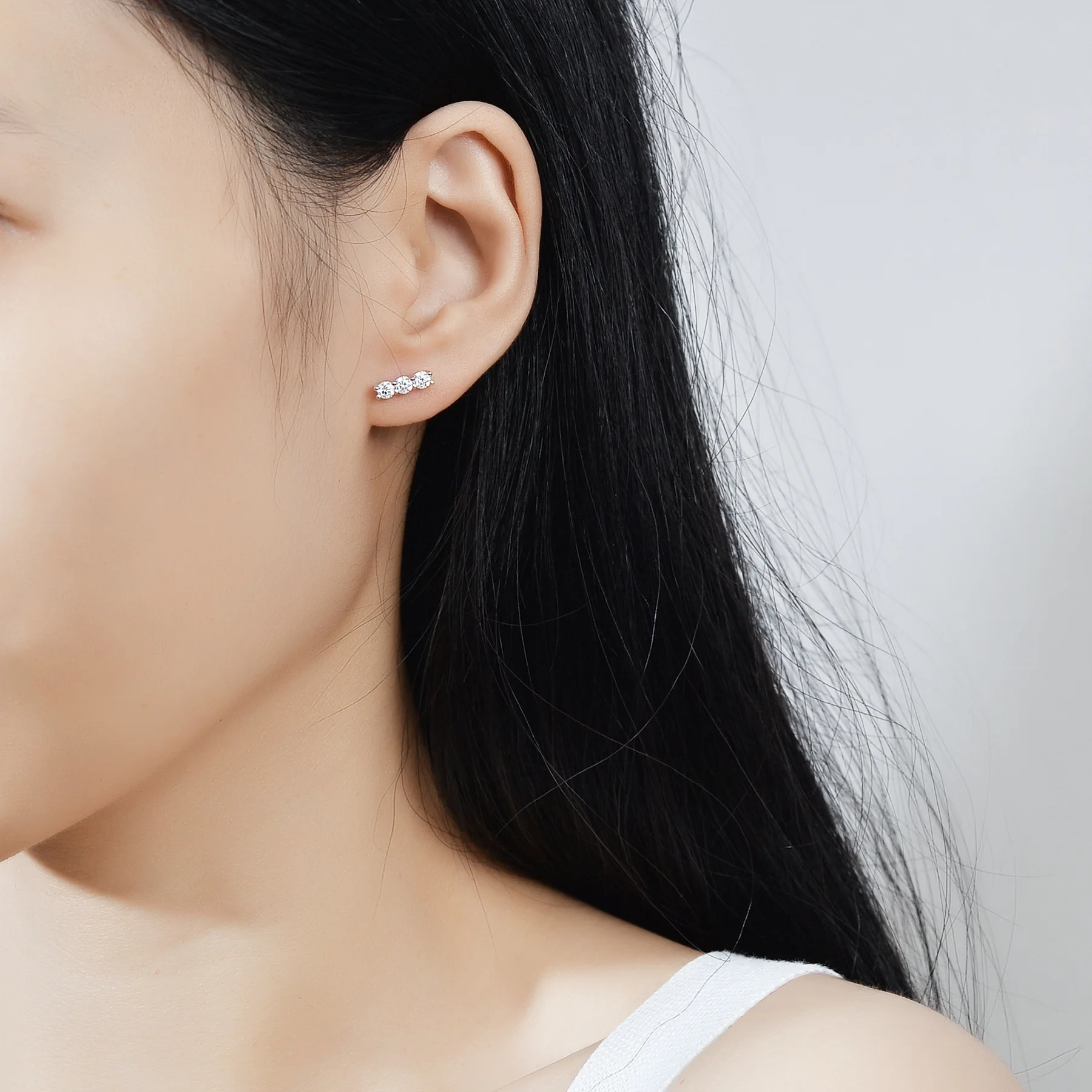 특별 디자인 3개의 스톤 모이사나이트 귀걸이 여성용 아름다운 스터드 귀걸이 솔리드 화이트 골드 18K 브릴리언트 포에버