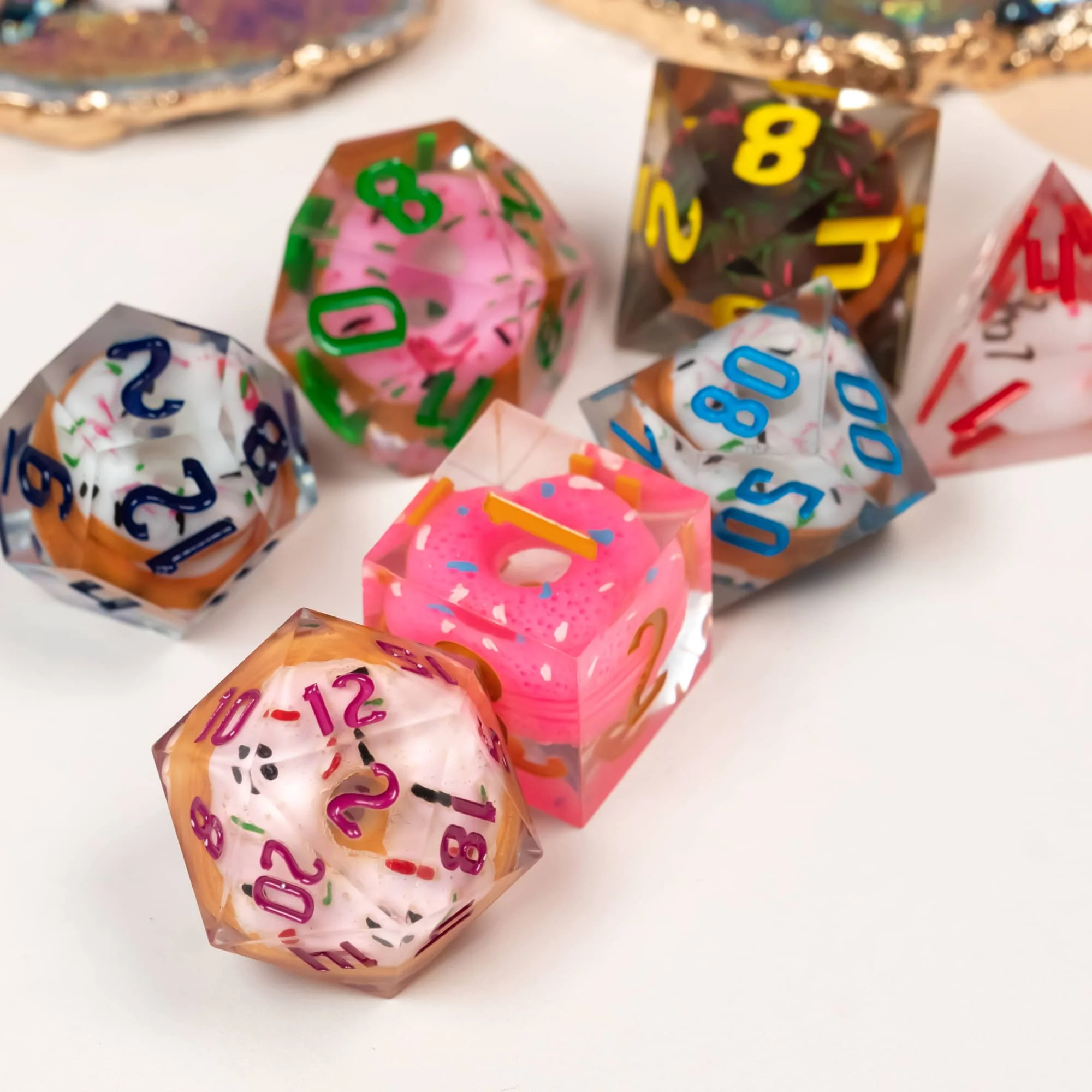 

Cusdie Sharp Edges Resin Dice with Filler, 7 Pcs D&D Dice, Handcrafted Polyhedral Dice Set, for Role Playing Game Pathfinder