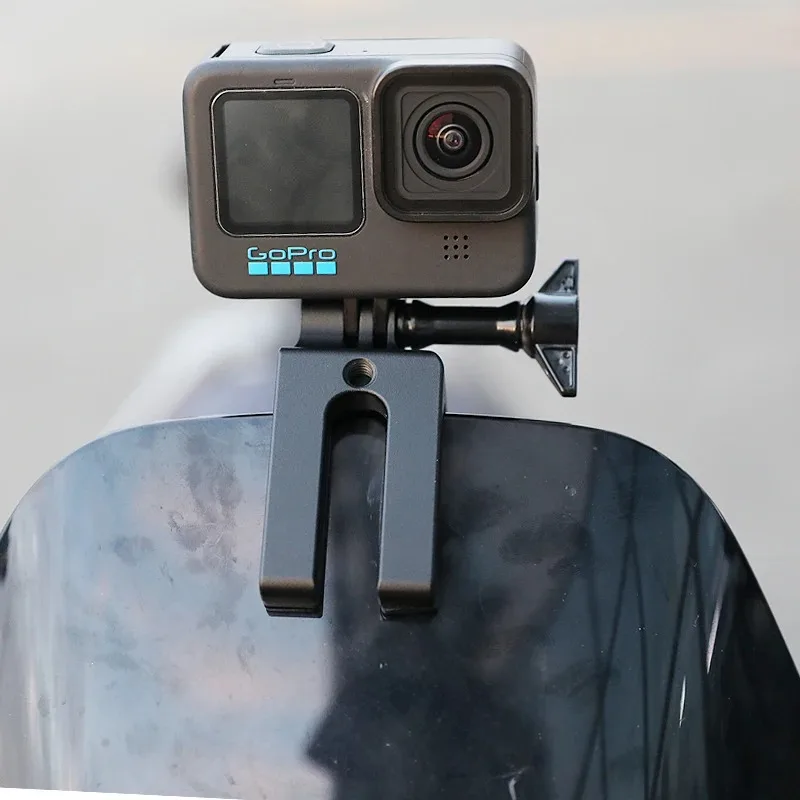 Support moto pare-brise aluminium pour GoPro Insta360 DJI Action montrant les différentes pièces et la vis de serrage