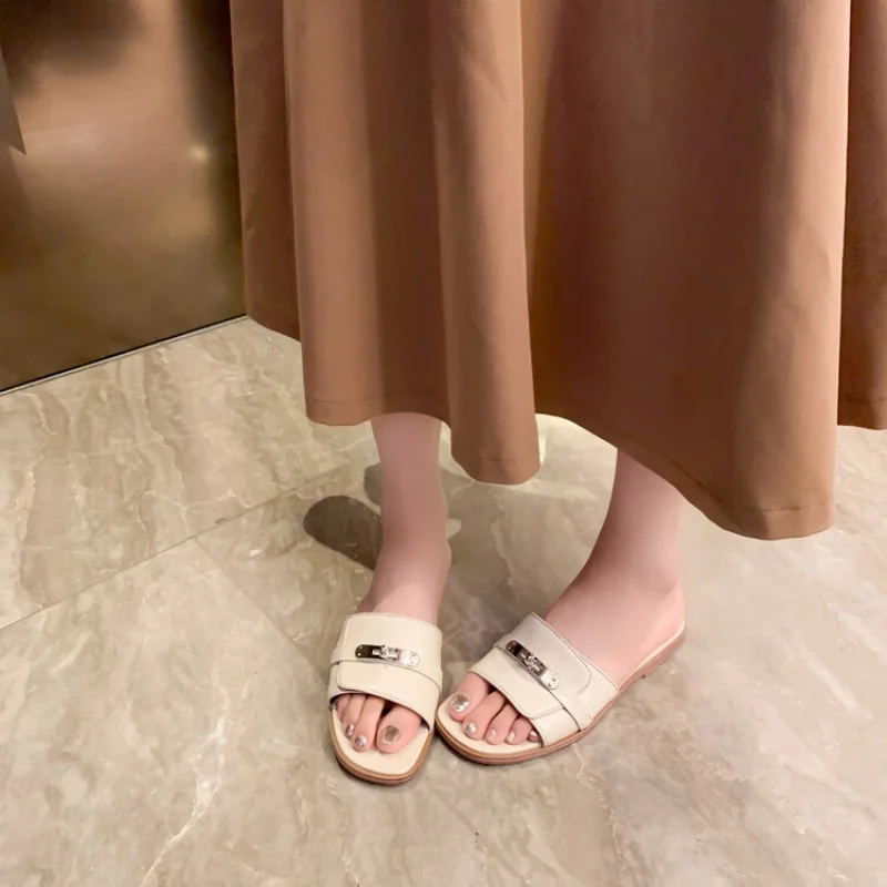 New Classic Single Button Natural Leather Slippers are Comfortable Fashionablea nd Versatile Suitable for any Occasion