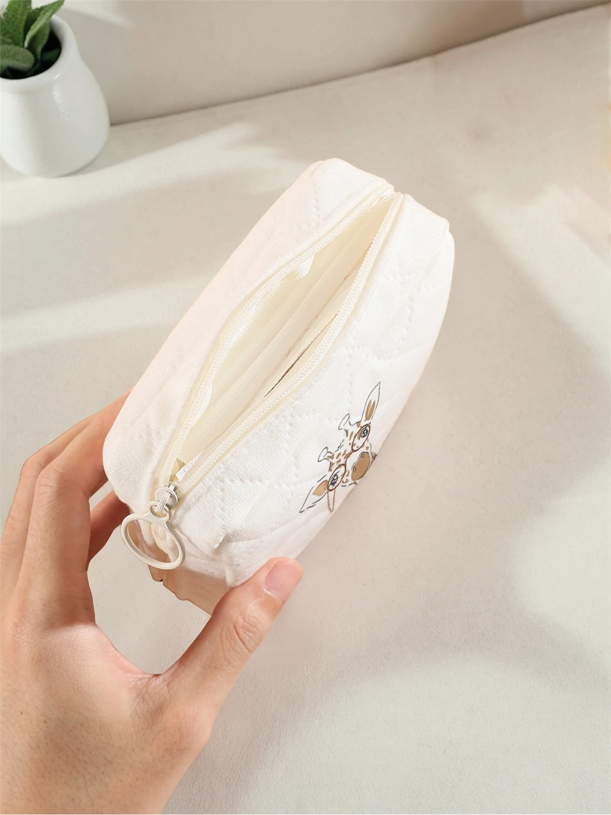 1 portable sanitary napkin storage bag, made of giraffe pattern and diamond mesh material, lightweight women's tissue bag