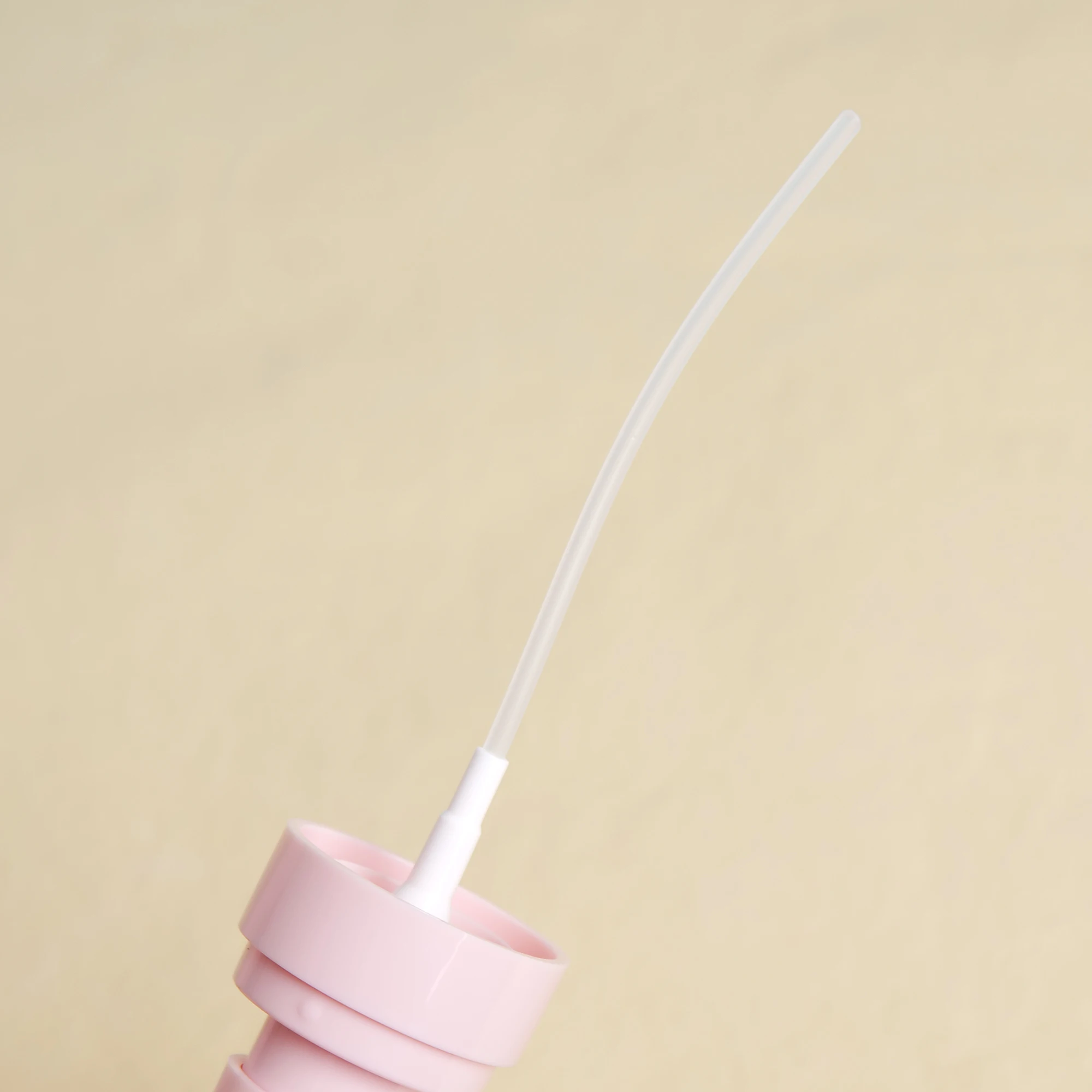 Set di 4 flaconi spray vuoti da 100 ml, in plastica, nebulizzatore da viaggio, con 2 imbuti e 12 adesivi, riutilizzabili e ricaricabili per prodotti
