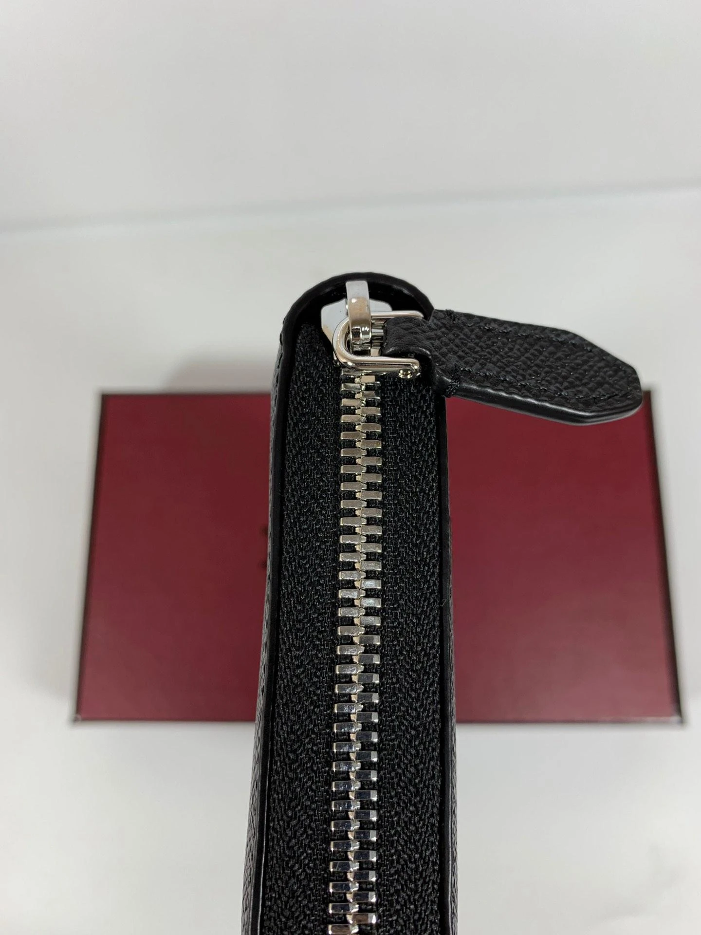 Рисунок 4 - Роскошный брендовый кошелек B