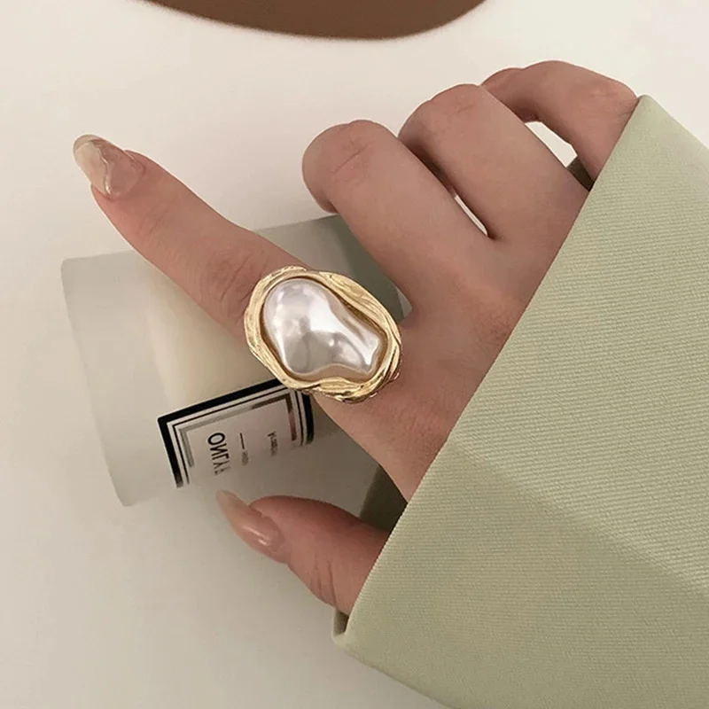 Finger Ring: Women Irregular Shape Metal Ring with Imitation Pearl Gold Plating Geometric Ins Style