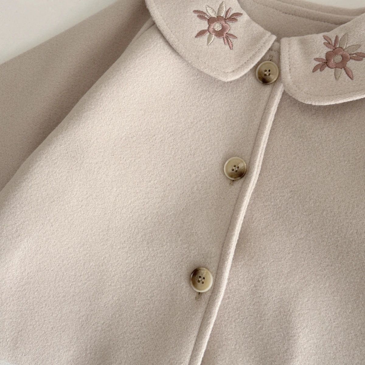 Weicher Warmer Baby-Wollmantel Beige/Kamel Niedliche Sonnen-Stickerei Revers-Jacke für Kleinkinder Herbst Winter Ausgeh-Oberbekleidung – Detail 7