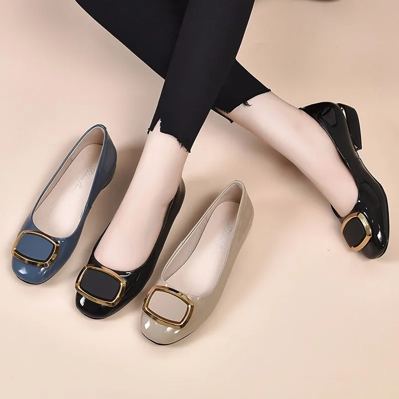 

2023 Summer New Square Headed Women's Singles with Thick Heels, Low Heels, Lacquer Leather, Shallow Mouth Small Leather Shoes