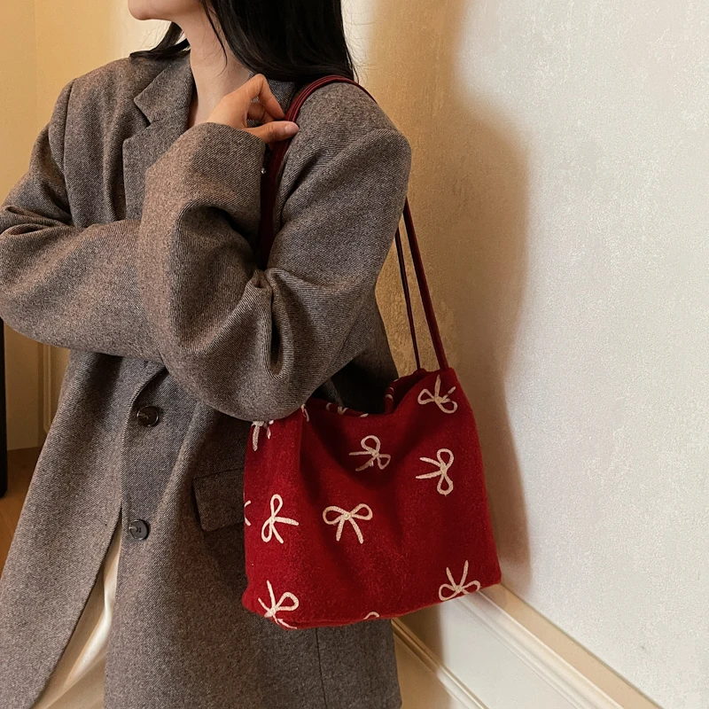 Women Plush Fabric Shoulder Bag Autumn Winter Handbag Fuzzy Tote Bag for Daily School Travel