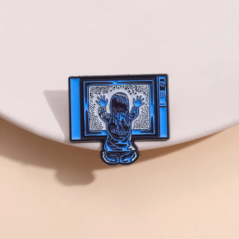 

Horror Movie Poltergeist Enamel Pin Thriller Film Spooky Scary Punk Brooch Badge Lapel Backpack Halloween Jewelry Wholesale